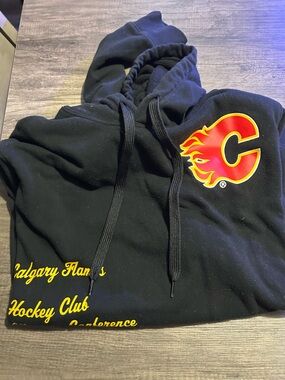 Youth Calgary Flames Black Pullover Hoodie - Team Logo youth  Sweater